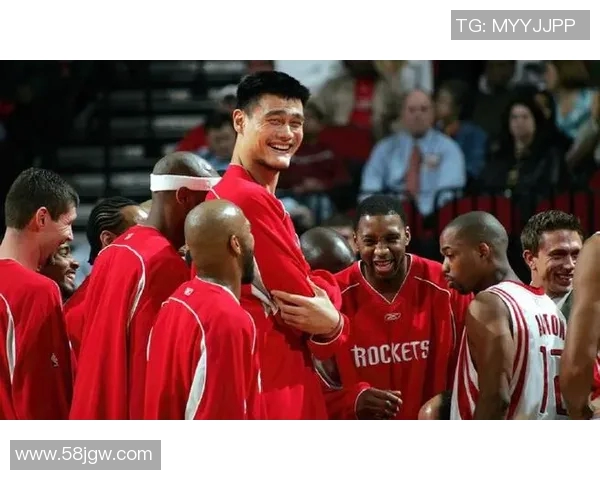 爱德华兹与姚明:跨越篮球界限的传奇对决与友谊之旅 爱德华兹与姚明:跨越篮球界限的传奇对决与友谊之旅